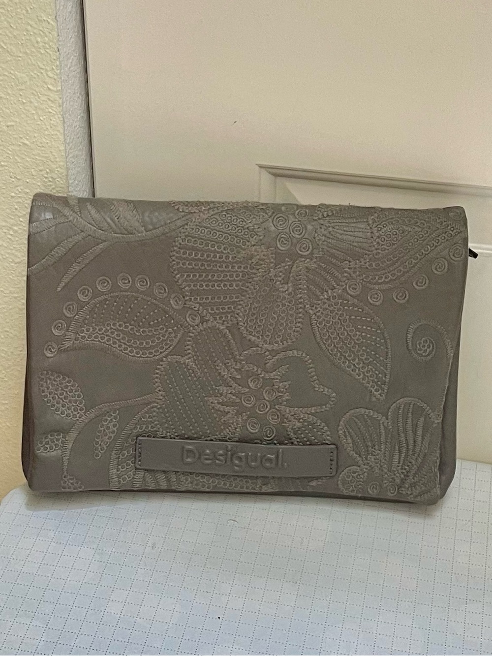 Desigual clutch